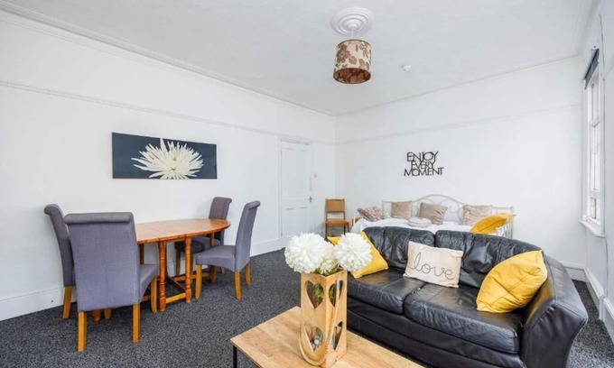 Southend-on-Sea Apartment | Bright & Cheerful 2BR in Westcliff-On-Sea w/WiFi & Netflix by Everhome Ltd