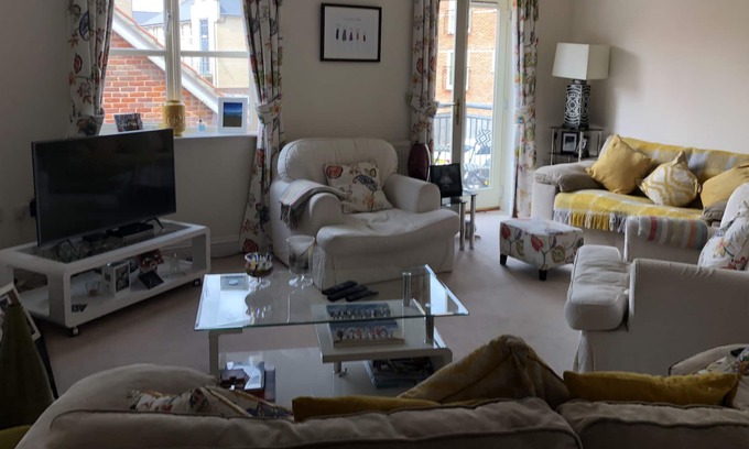 Norwich House | Bright clean town house 5 mins walk to City Centre