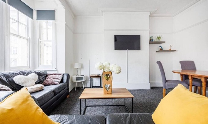 Southend-on-Sea Apartment | Bright & Comfy 2BR City Centre Nr High St by Everhome Ltd