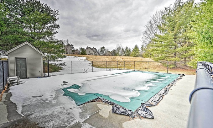 West Hartford Apartment | Bright Condo w/Community Perks: Near Ski Quechee!