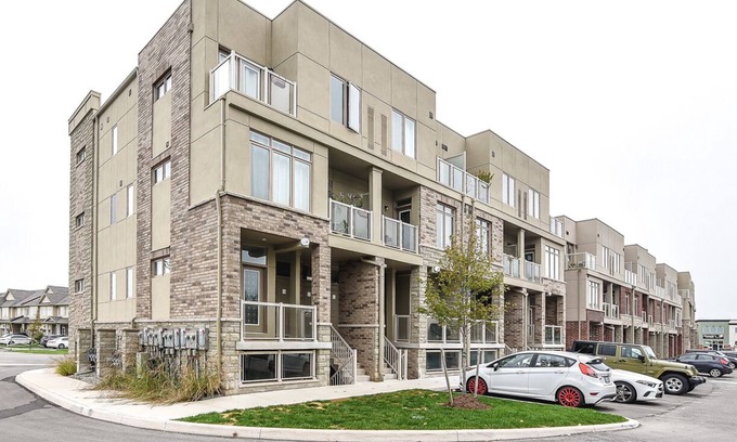 Beamsville Condo | Bright Corner Townhouse Downtown Beamsville