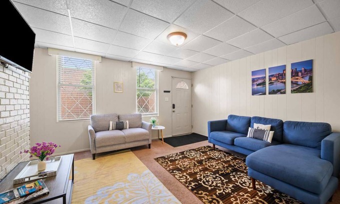 East Allegheny House | Bright & Cozy 2 Bed Home Private Parking