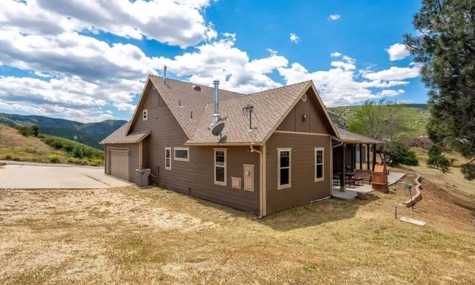 Lake Hughes House | Bright Family Getaway Mountain Views Outdoor Living
