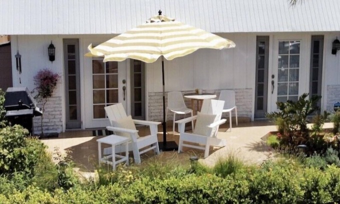 Belmont Shore Apartment | Bright Fresh Cottage.Walk to Bay & 2nd Street!