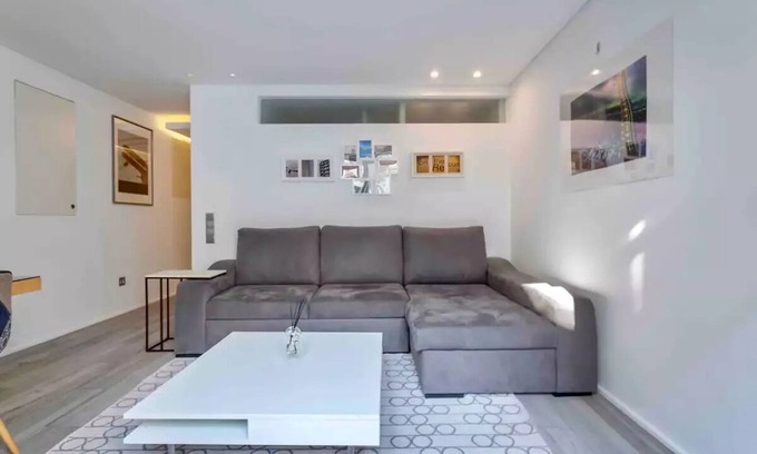 Falca Apartment | Bright Lisbon T2 with 35 m2 Terrace, 2bed and 2bath and fast internet!