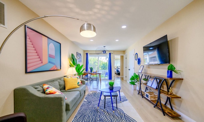 Davis Tract House | Bright & Modern 2BR Retreat– Stylish & Central