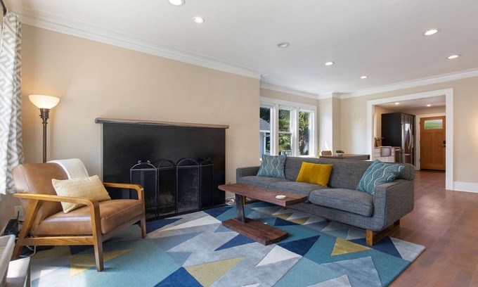 Phinney Ridge House | Bright & Modern Cottage in Ballard |Fenced Yard, Deck, Walk to Local Restaurants-10 Min to Downtown