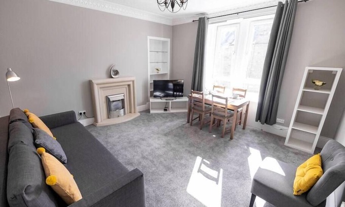 Glenisla Apartment | Bright, Modern Flat Close to University
