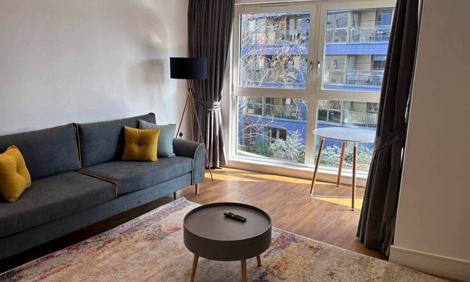 Highbury West Apartment | Bright&Modern Flat with Balcony/3mins to Station
