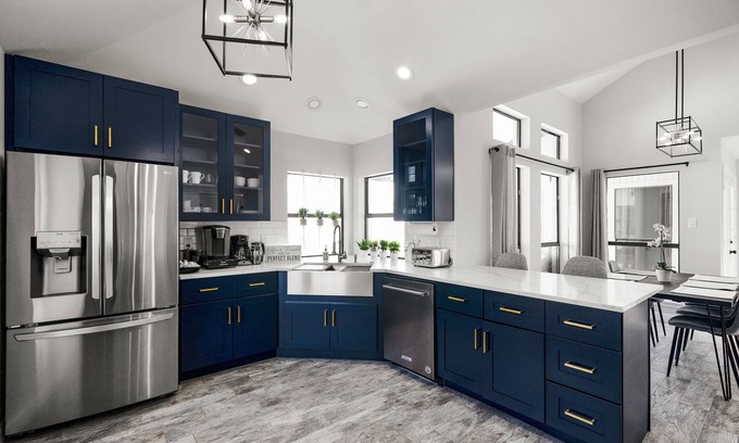 Far North Dallas House | Bright modern luxury centrally located home! 🐶 friendly KING BED