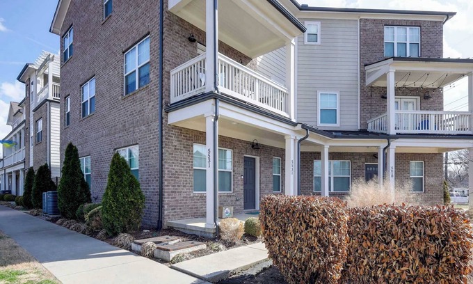 The Nations Condo | Bright Nations Retreat|Modern Suite|7 Min Downtown