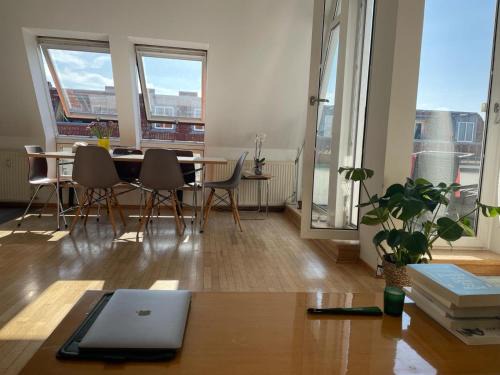 Friedrichshain-Kreuzberg Apartment | bright rooftop loft with river view