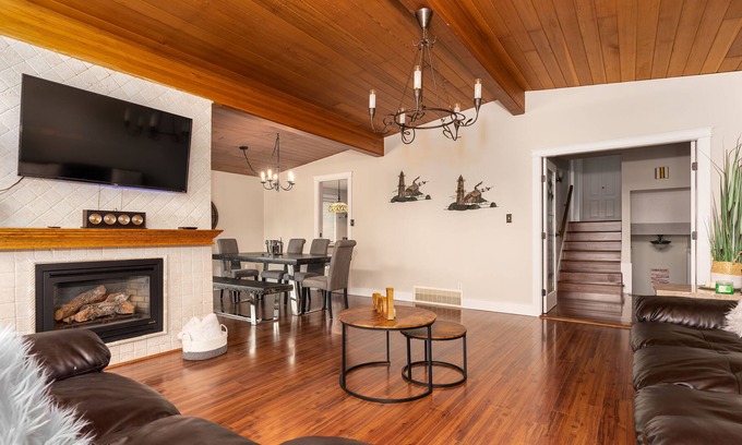 Abbotsford House | ☀Bright & Serene ~ 5★ Central Location ~ BBQ ~ Pkg