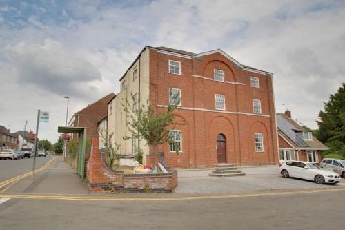 Markfield Apartment | Bright spacious 1bed flat, with off-road parking!