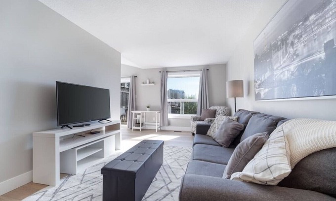 Kitchener House | Bright & Spacious - 3-Bedroom Home