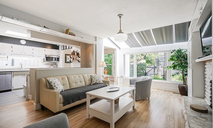 Upper Lonsdale House | Bright, spacious 3 BD in North Vancouver- fully furnished with view of downtown