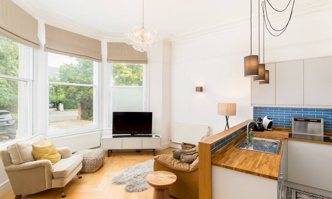 Whitnash Apartment | Bright & Spacious 2Bed in North Leamington Spa | Pass The Keys