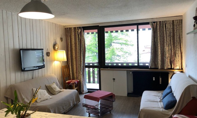 Pra Loup Apartment | Bright Studio for 4, South-Facing, Near Shops and Ski Slopes, Private Parking