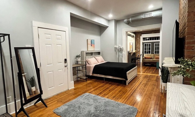 Albany Apartment | Bright Studio w/Patio in Walkable City Center