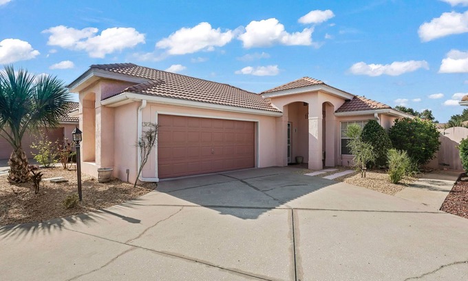 The Villages Villa | Bright & Stylish 2/2 Courtyard Villa with Fenced Backyard Oasis – Prime Location