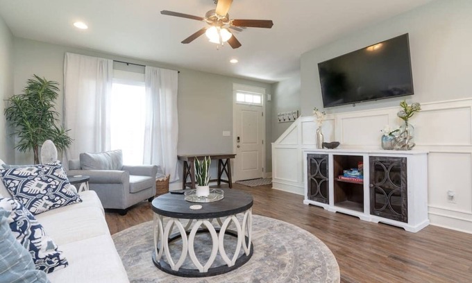 Lake Charles House | Bright Townhouse Downtown Lake Charles