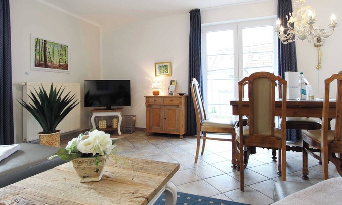 Kuehlungsborn Apartment | Bright vacation apartment in Kühlungsborn with balcony, beach chair and bicycles
