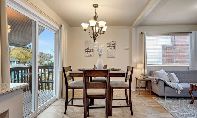 Brighton House | Brighton House - Walk to Metro