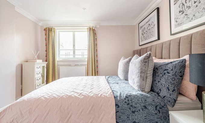 Warwick House | Brilliant Family Townhouse with AC BY By Buckingham Palace - Sleeps 8