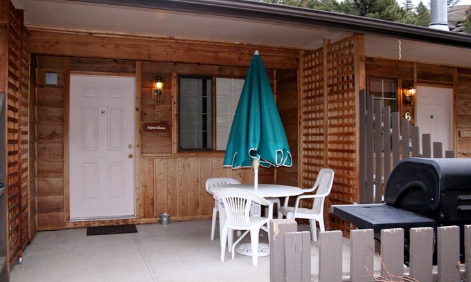Estes Park Ski Chalet | Bring your dog to this Cozy Mountain Escape