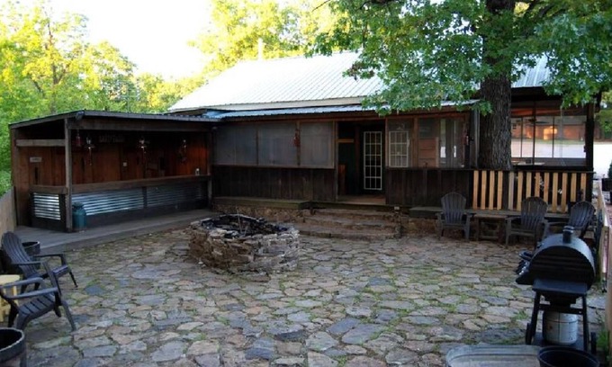 Cassville House | Bring your family and enjoy the comforts of the Ozarks at Bear Crossing Cabin