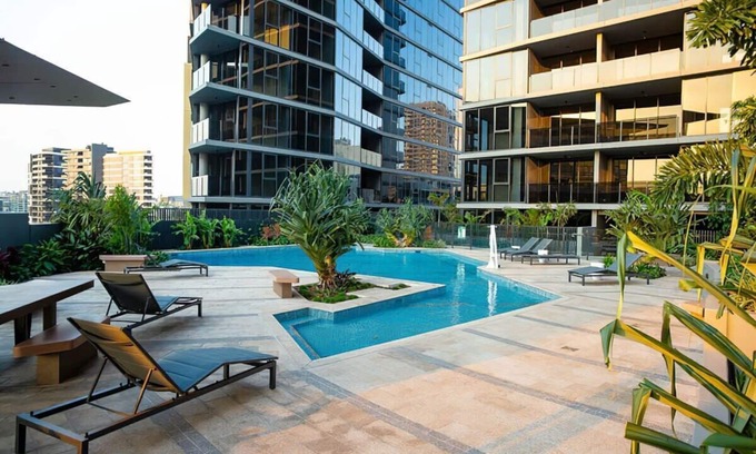 South Brisbane Apartment | Brisbane Apartment: Rooftop Pool Gym & City Views!
