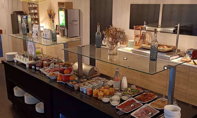 Herouville-Saint-Clair Hotel | Brit Hotel Caen Herouville