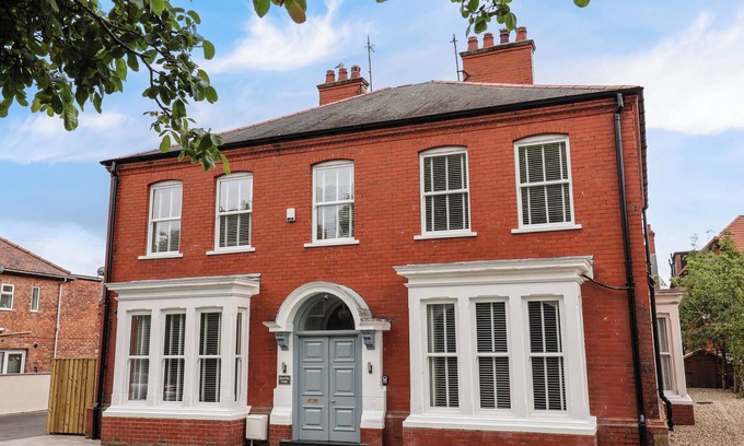 Bridlington Old Town Cottage | BROAD BAY LODGE, family friendly, with hot tub in Bridlington
