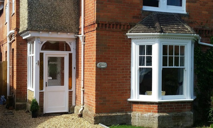 New Forest District House | Brockenhurst Village - Spacious House, 5 bed, 3 bathrooms, 2 sitting areas.