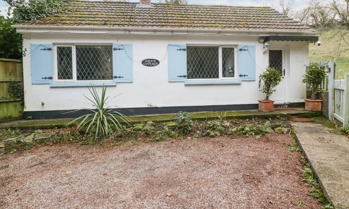 Lydney Cottage | BROOK COTTAGE, pet friendly, with hot tub in Lydney