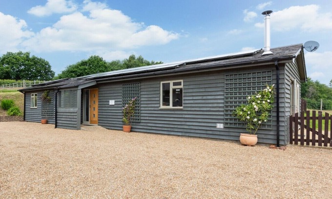 Heathfield House | Broomhurst Grove - Three Bedroom House, Sleeps 5