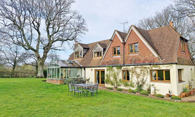 Thakeham Cottage | Broomy Cottage - sleeps 10 guests in 5 bedrooms