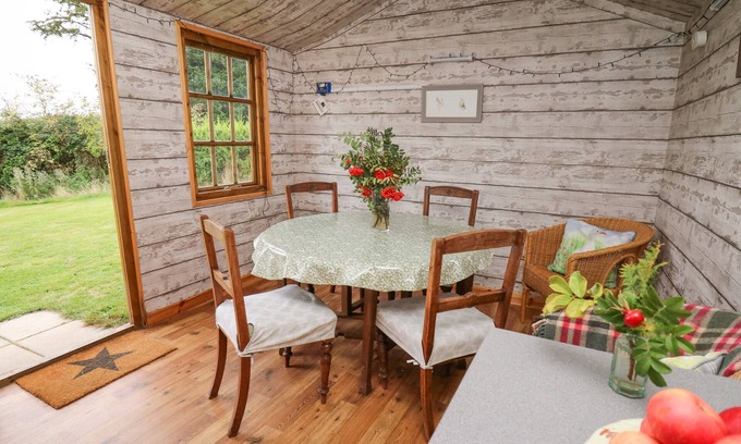 Llanfihangel Tal-y-llyn Cottage | Brown Hare Shepherds Hut