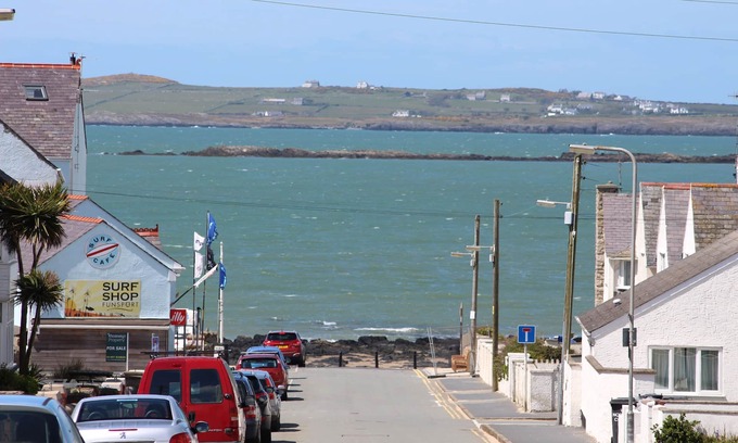 Rhosneigr Apartment | Bryn Awel: Family-Friendly 3-Bed Apartment in Rhosneigr | Managed by Anglesey Holiday Lettings
