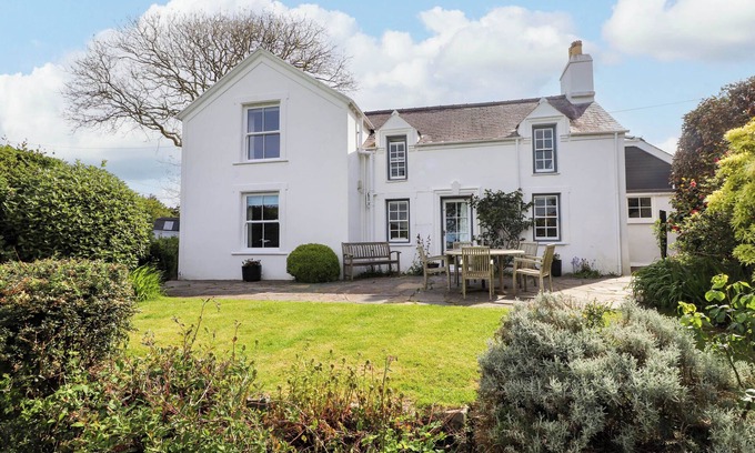 Garn Fadryn Cottage | BRYN TIRION, pet friendly, character holiday cottage in Morfa Nefyn