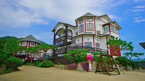 Byeonsan House | Buan Byeonsanbando Noeulbit Hill Pension