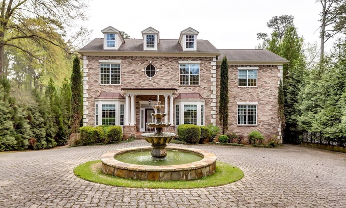 Buckhead House | Buckhead fenced N Gated Ensuited 6BD,8bath Estate, 5mins to shopping.Sleeps 12