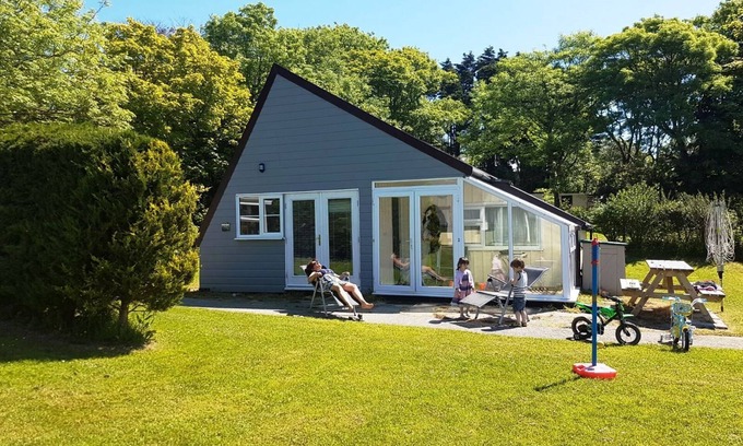 Kilkhampton Cabin | Bude 2 bed detached holiday lodge sleeps 5, kilkhampton Cornwall dog welcome .