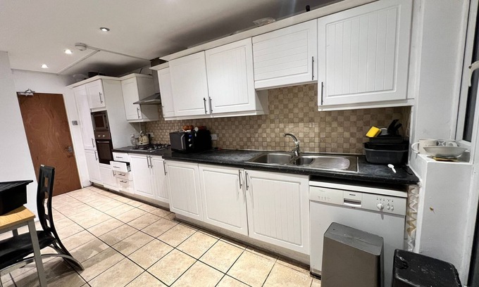 College Park and Old Oak House | Budget Double Room in Hammersmith
