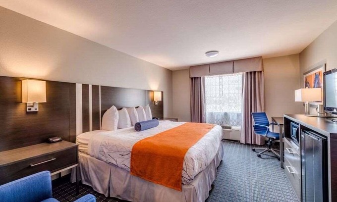 Lexington House | Budget-Friendly Property, Free Breakfast, Free Parking, Onsite Pool