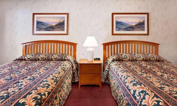 Traverse City House | Budget-Friendly Stay in Knights Inn Traverse City! 2 Convenient Units, Pool
