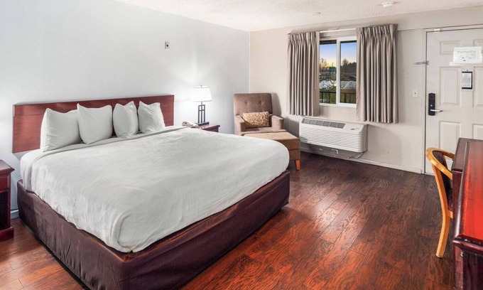 Renton Hotel | Budget-Friendly Stay w/Essential Comforts Close to Seattle-Tacoma Airport