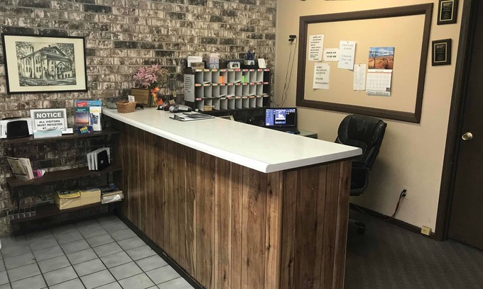 Kirksville Hotel | Budget Host Village Inn