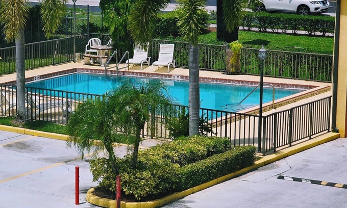West Colonial Hotel | Budget Inn - Orlando