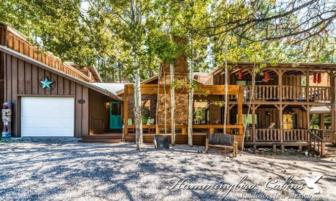 Ruidoso House | 'Built for your enjoyment' Timbers with hot tub!
